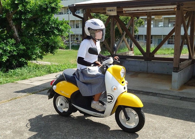 học sinh chạy xe máy điện